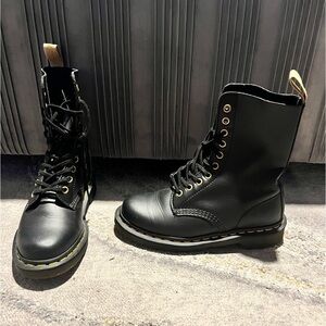 Dr. Martens Women's 1460 W Nappa Leather Combat Boot. Size 6.